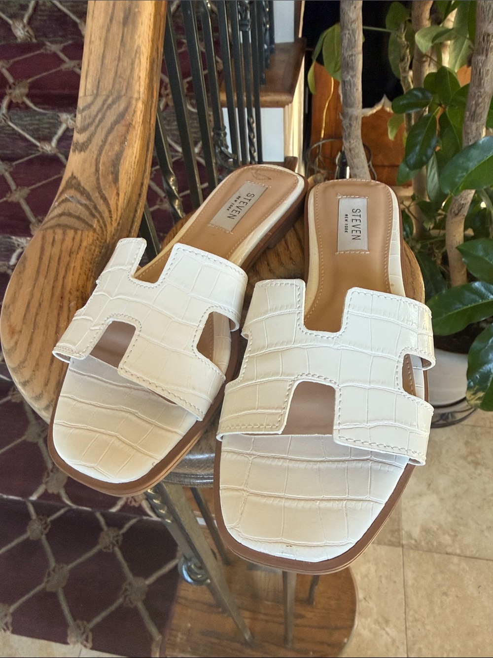 STEVEN white crock H cut design. Excellent condition size 6. - Picture 12 of 12